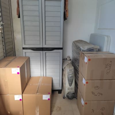 ארון פלסטיק עם קופסאות קרטון מסודרות לידו