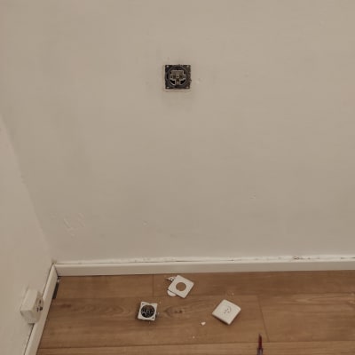 שקע חשמלי מפורק עם מברגים על הרצפה