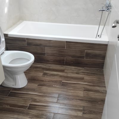 חדר אמבטיה נקי עם אמבטיה ושירותים