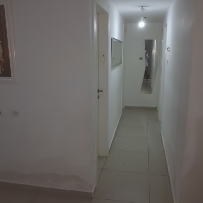 קיר צבוע חלקית עם סימני תיקון צבע