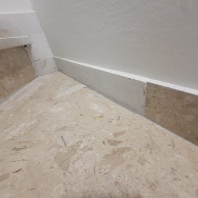 רצפה רטובה עם לכלוך ופינה מלוכלכת