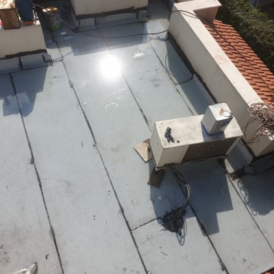 גג עם יריעות איטום וכלי עבודה לאיטום