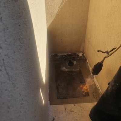 אדם משתמש במבער לאיטום גג עם יריעות ביטומניות