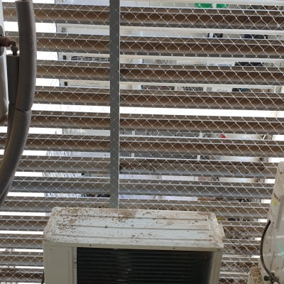 רשת מתכת מותקנת למניעת כניסת יונים למזגן