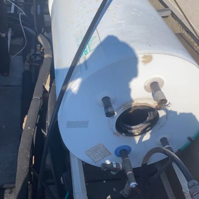 דוד שמש עם צינורות ומחברים על גג