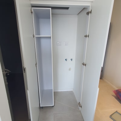 ארון לבן עם דלתות פתוחות ומדפים פנימיים