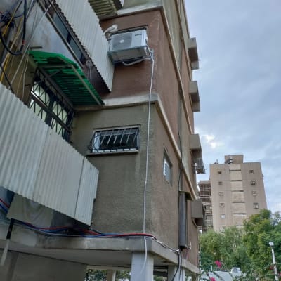 יחידת מיזוג אוויר מותקנת על קיר חיצוני של בניין