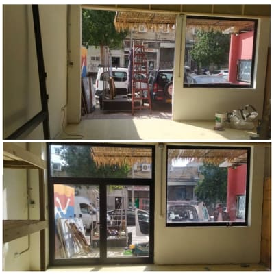 חלונות אלומיניום גדולים עם מסגרות כהות