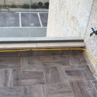 צינורות גז צהובים מחוברים לקיר מרפסת