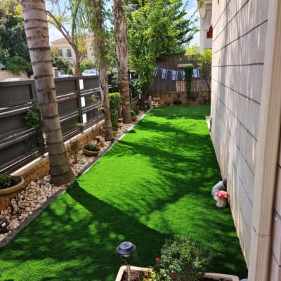 דשא סינתטי, עציצים, עצים, תאורת גינה, שביל אבנים