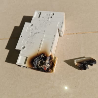 מפסק חשמלי שרוף עם סימני פיח ונזק חום