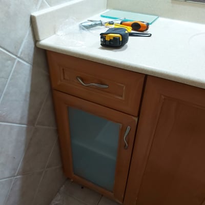 זכוכית מונחת על משטח ליד כלים שונים