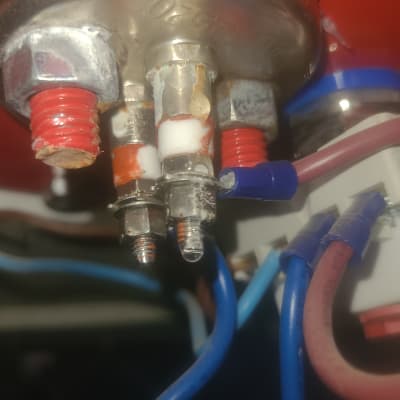 חיבורים חשמליים על דוד שמש עם חוטים צבעוניים