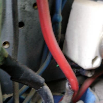 חוטי חשמל צבעוניים מחוברים בקופסת חיבורים