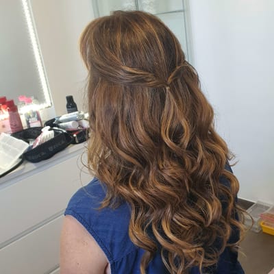 שיער גלי חום מעוצב עם תלתלים רכים