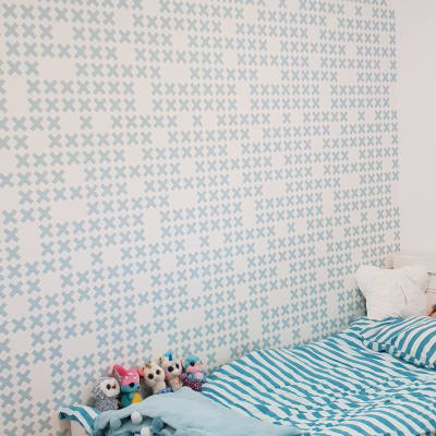 טפט עם דוגמת איקסים כחולים על קיר לבן