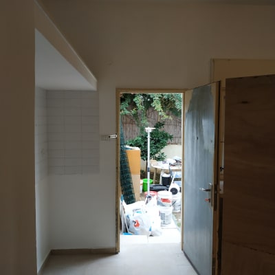 דלי צבעים וכלי עבודה לצביעה בחוץ