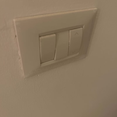 מתג חשמל כפול על קיר לבן