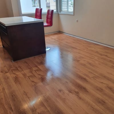 רצפה נקייה ומבריקה ליד שולחן וכיסאות