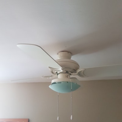 מאוורר תקרה עם מנורות ותליונים