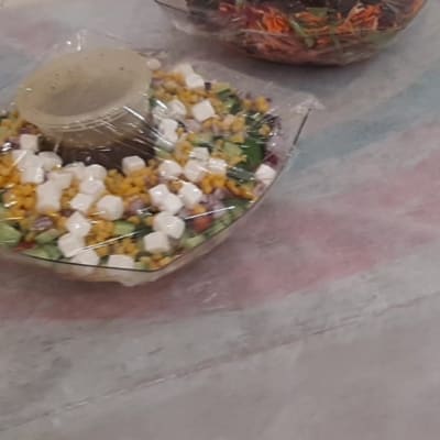 שתי קערות סלט מכוסות בניילון נצמד עם רטבים