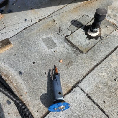 חלקי דוד שמש על גג עם צינור שחור