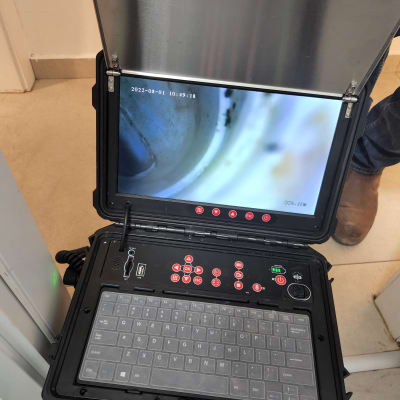 מסך תצוגה עם תמונת צינור, מקלדת וכפתורים