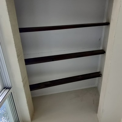 מסגרת אלומיניום של חלון עם זכוכית