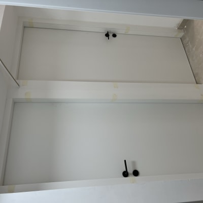 שתי דלתות לבנות עם ידיות שחורות