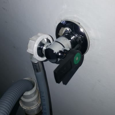 ברז כרום עם צינור פלסטיק מחובר לקיר