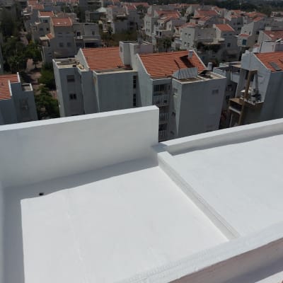 גג אטום בלבן עם ציפוי איטום חדש