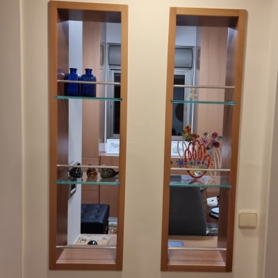 מדפי עץ עם מדפי זכוכית לתצוגה