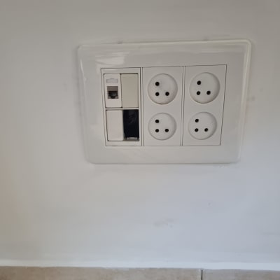 שקעי חשמל ותקשורת בקיר לבן