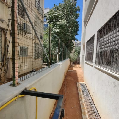 גדר רשת מתכתית לאורך שביל עפר צר