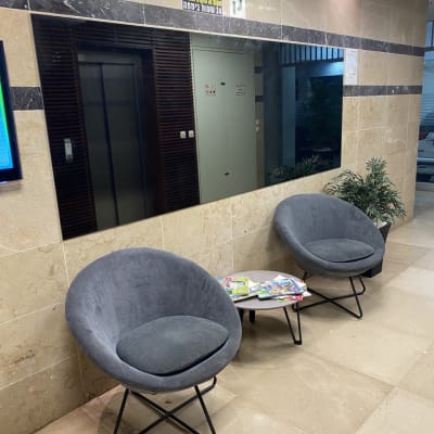 מראה גדולה תלויה על קיר שיש בלובי