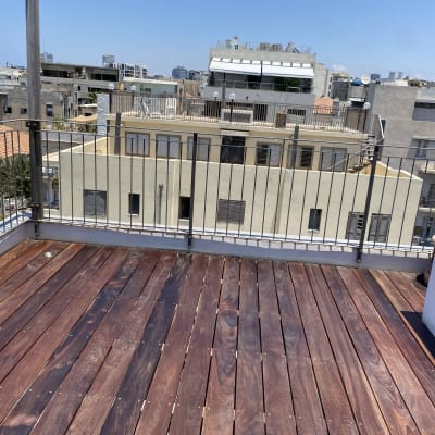 רצפת עץ על גג עם מעקה מתכת