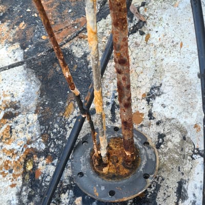 צינורות חלודים של דוד שמש על גג