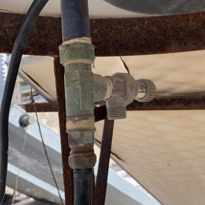 צינור ומחבר מתכת במערכת דוד שמש