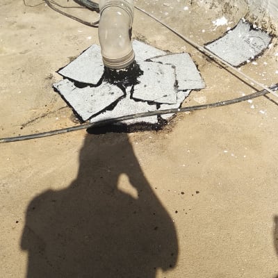 צינור אטום בזפת על גג בטון