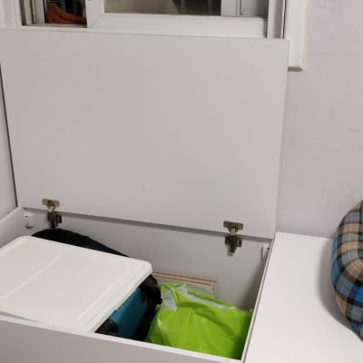 ארגז עץ פתוח עם צירים מתכתיים