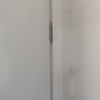 ציר דלת מתכת מותקן על מסגרת עץ