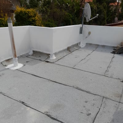 גג אטום עם יריעות ביטומניות ואיטום סביב צינורות