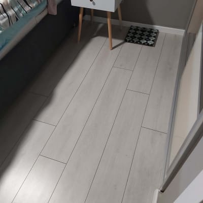 רצפת פרקט עץ בהירה בחדר שינה