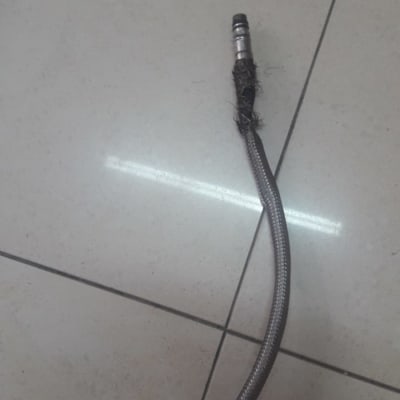 צינור מתכת גמיש עם חיבור פגום