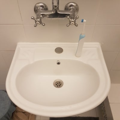 כיור לבן עם ברז כרום כפול