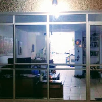 חלון אלומיניום גדול עם מסגרת מתכת