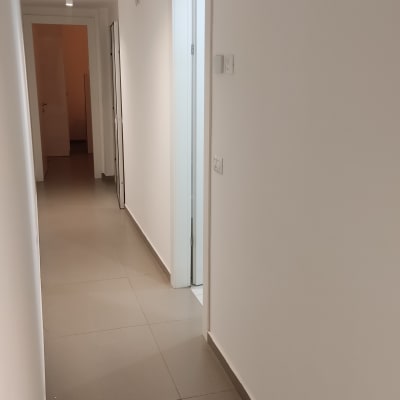 מסדרון עם קירות לבנים ותקרה צבועה