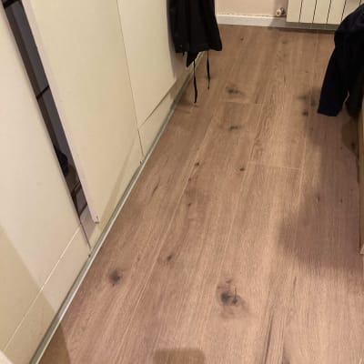 רצפת פרקט עץ עם גוונים כהים ובהירים