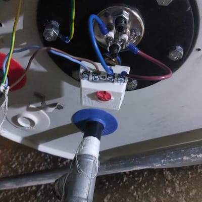 חיבורים חשמליים וצנרת בדוד שמש