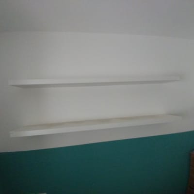 שתי מדפים לבנים מותקנים על קיר